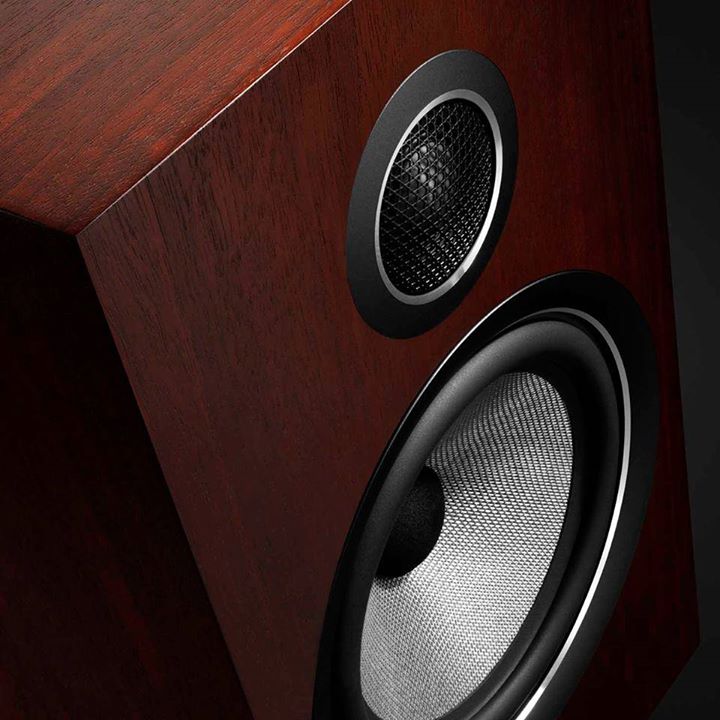 "... suara itu detail dan transparan, memberikan musik rasa keintiman yang menakjubkan." - Trusted...